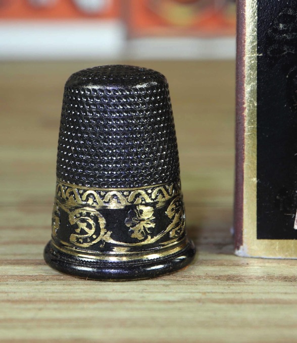 Fingerhut antik Tombak Kleeblatt Hufeisen