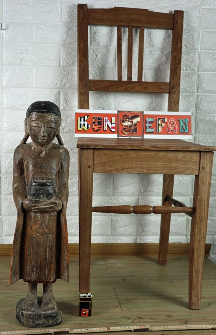 ältere Figur Asiatika Tempel Gewand