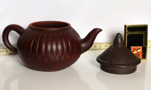 Teekanne China Punze signiert