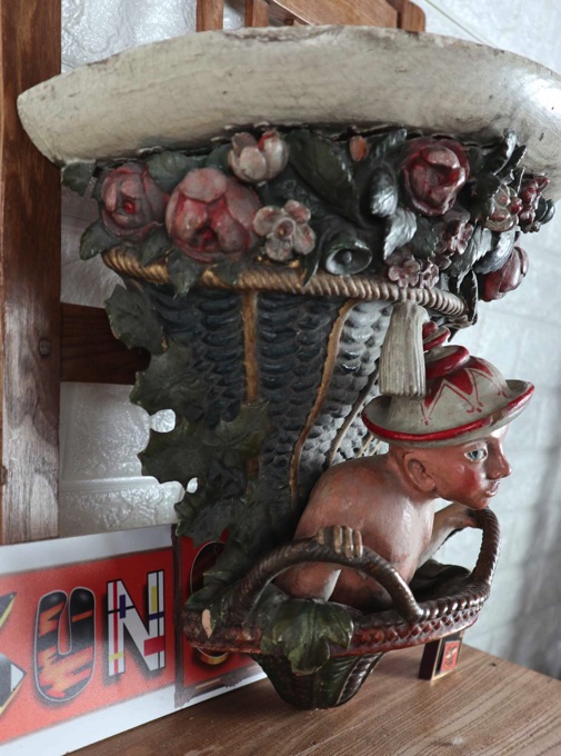Wandkonsole Chinoiserie antik Mann Hut