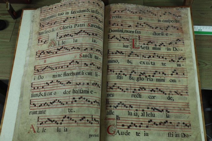 Antiphonar Notenhandschtift antik in communi martyrum tempore paschali