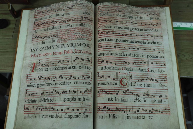 Antiphonar Notenhandschtift antik in communi martyrum tempore paschali