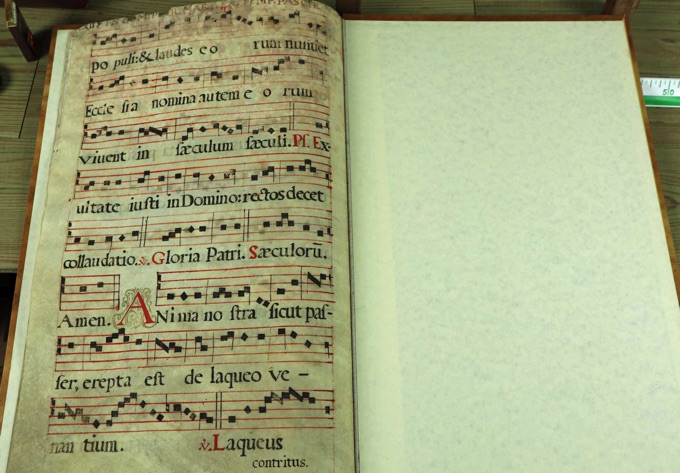 Antiphonar Notenhandschtift antik in communi martyrum tempore paschali