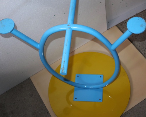 Designer Tisch rund gelb blau