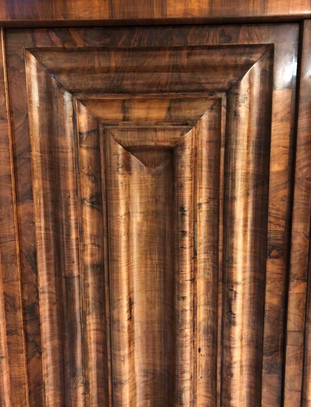 Frankfurter Schrank Barock Nussbaum Wellenschrank