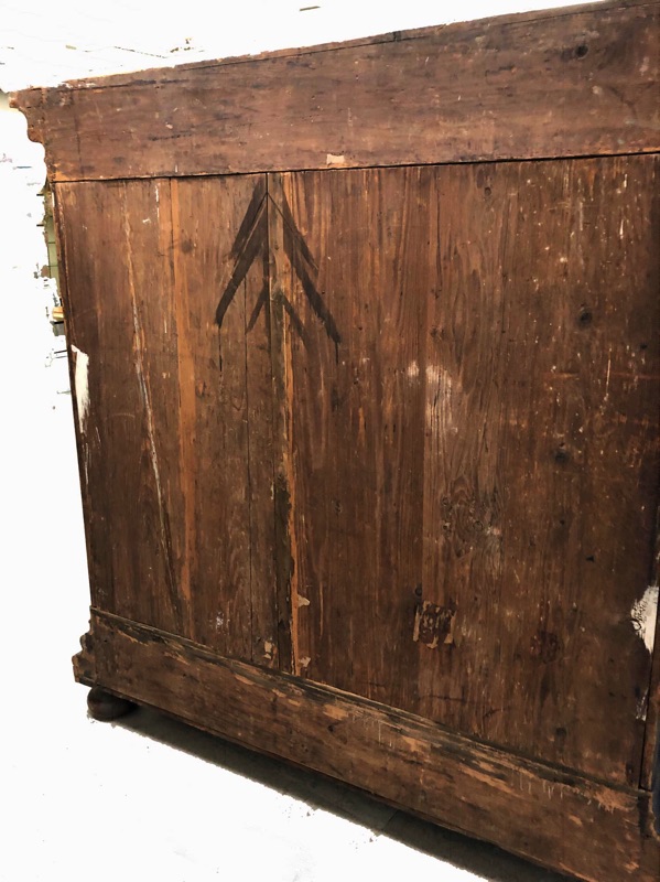 Frankfurter Schrank Barock Nussbaum Wellenschrank