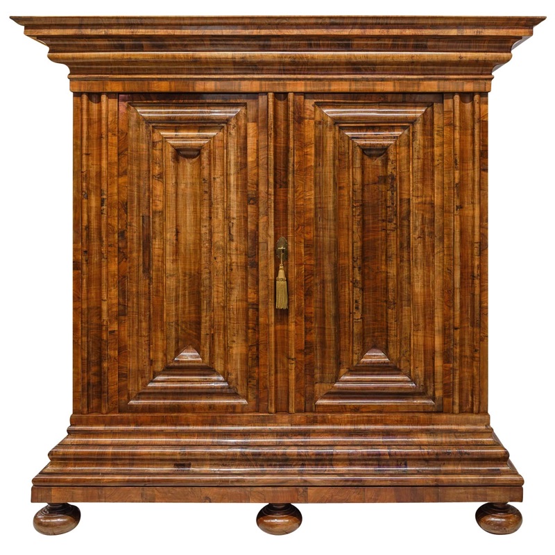 Frankfurter Schrank Barock Nussbaum Wellenschrank