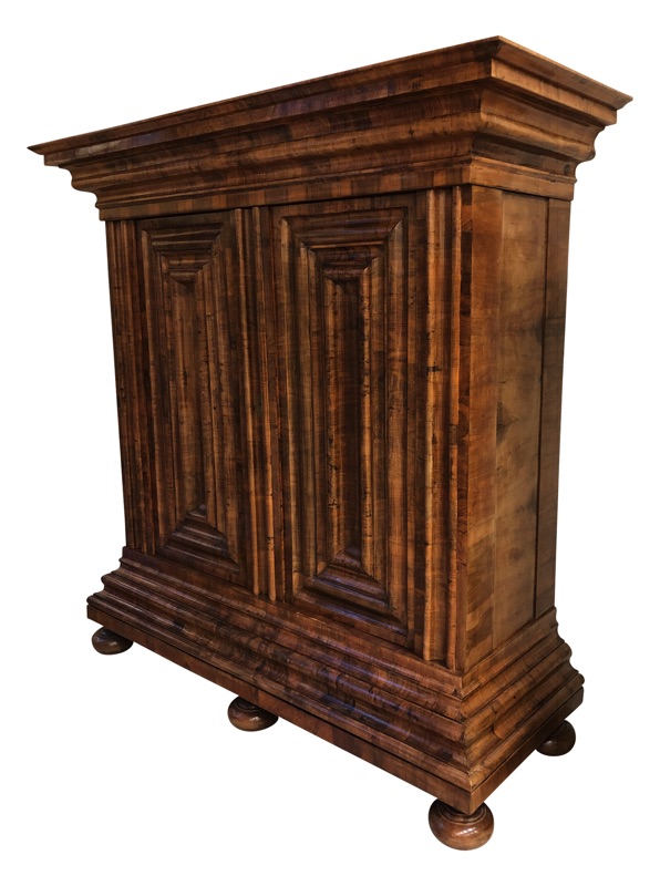Frankfurter Schrank Barock Nussbaum Wellenschrank