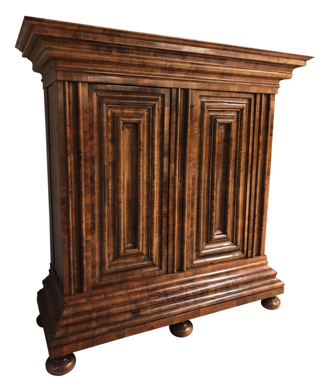Frankfurter Schrank Barock Nussbaum Wellenschrank