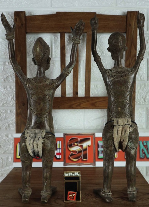 Afrika Paar Bronze Figuren Vere erhobene Arme