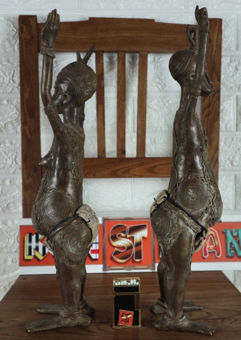 Afrika Paar Bronze Figuren Vere erhobene Arme