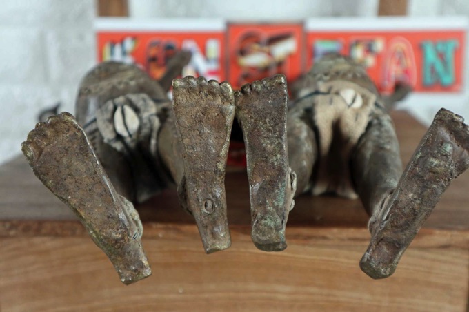 Afrika Paar Bronze Figuren Vere erhobene Arme