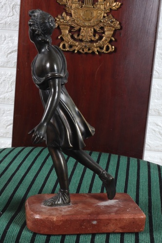 Bronze Skulptur Kugelspielerin Boule Frau Römerin
