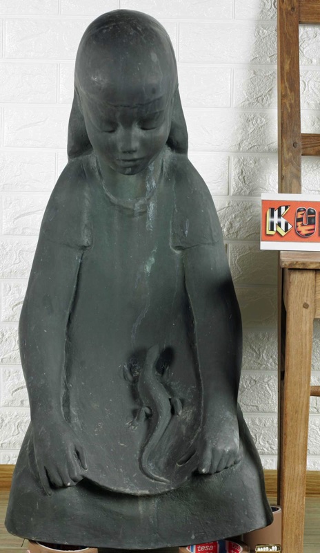 Günter Rossow Bronze Skulptur 80cm Mädchen mit Salamander