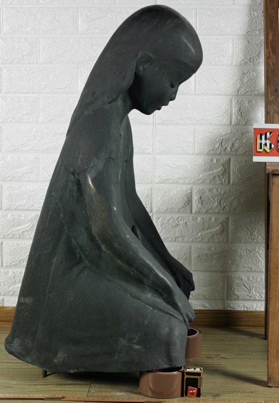 Günter Rossow Bronze Skulptur 80cm Mädchen mit Salamander