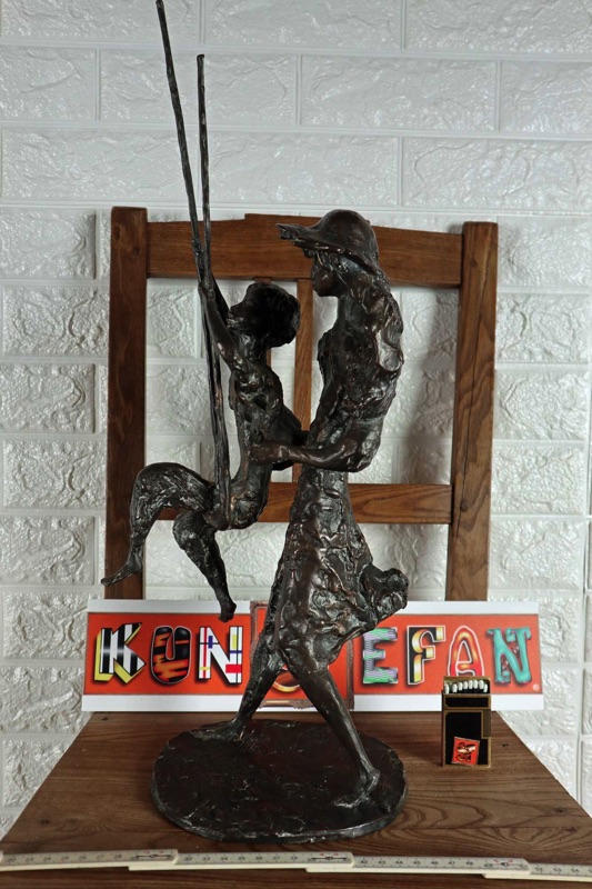 Günter Rossow Bronze Skulptur Kind auf Schaukel