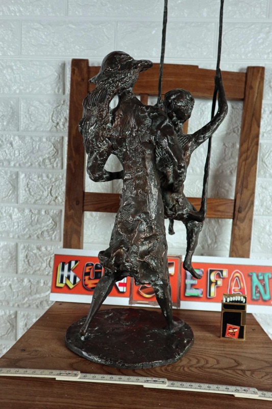 Günter Rossow Bronze Skulptur Kind auf Schaukel