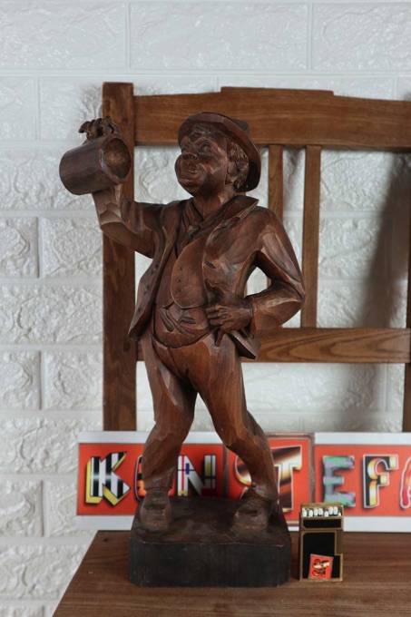 Holzfigur Schnitzerei Biertrinker Humpen