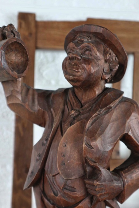 Holzfigur Schnitzerei Biertrinker Humpen