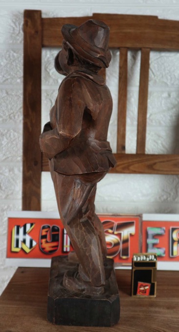Holzfigur Schnitzerei Biertrinker Humpen
