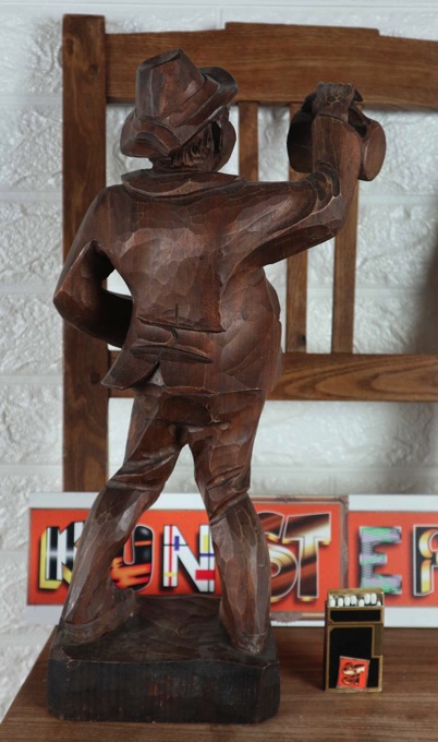 Holzfigur Schnitzerei Biertrinker Humpen