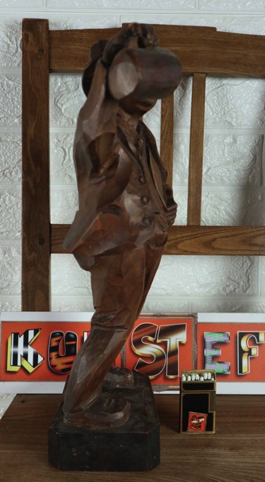 Holzfigur Schnitzerei Biertrinker Humpen