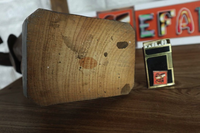 Holzfigur Schnitzerei Biertrinker Humpen