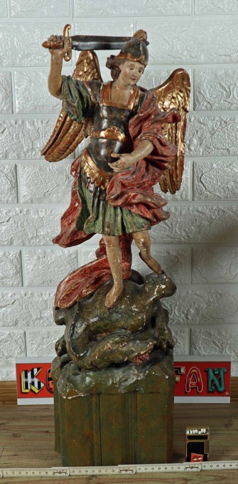 Holzfigur antik heiliger St Michael Drache