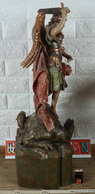 Holzfigur antik heiliger St Michael Drache