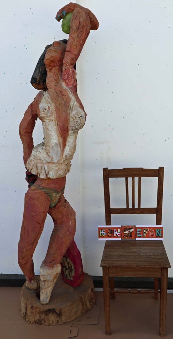 Michael Denkler Gietz Holz Skulptur Tennisspielerin