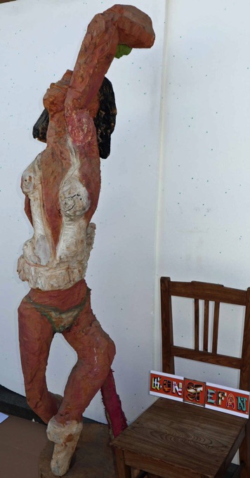 Michael Denkler Gietz Holz Skulptur Tennisspielerin