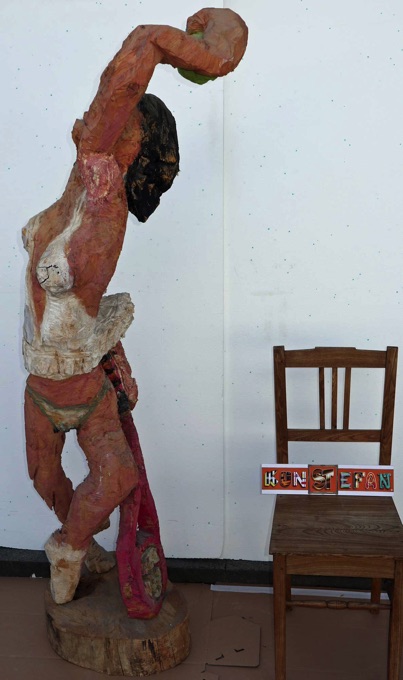 Michael Denkler Gietz Holz Skulptur Tennisspielerin