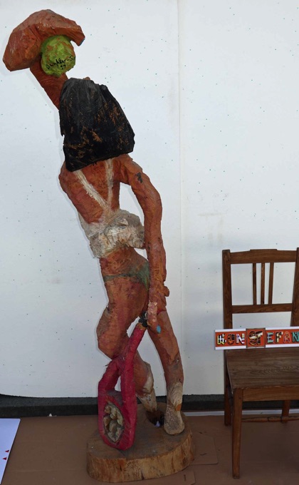 Michael Denkler Gietz Holz Skulptur Tennisspielerin