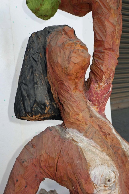 Michael Denkler Gietz Holz Skulptur Tennisspielerin
