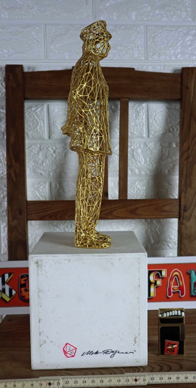 Moto Waganari Skulptur Netzwerk Wärter gold