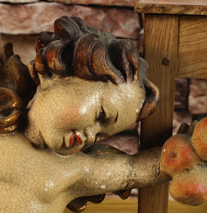 Putto Holz Schnitzerei Apfel beschädigt