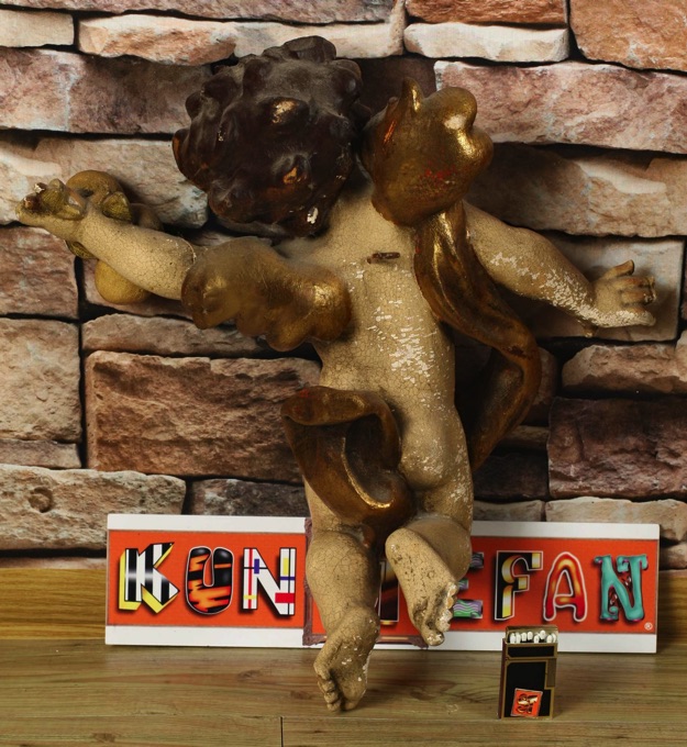 Putto Holz Schnitzerei Apfel beschädigt