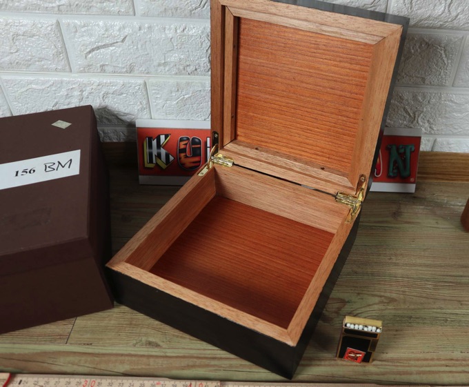 Humidor Staatsgeschenk Stickerei Ente