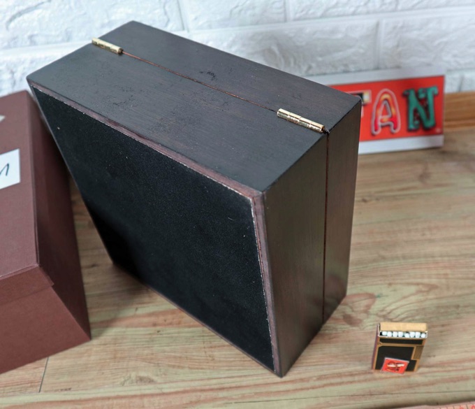 Humidor Staatsgeschenk Stickerei Ente