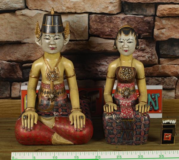 Asiatika ältere oder antike Holz Figuren Mann und Frau evtl Indonesien Tracht