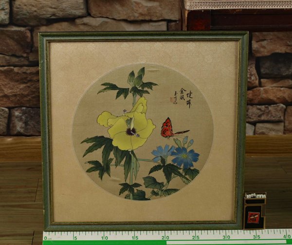 unleserlich signiert Seidenmalerei China Schmetterling Stilleben Blumen Asiatika