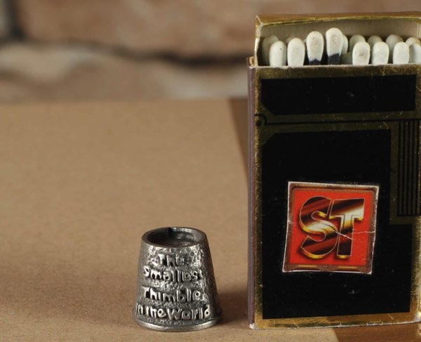 Fingerhut kleinster der Welt ohne Kappe nur Hülle mit Rechnung von 1992 thimble